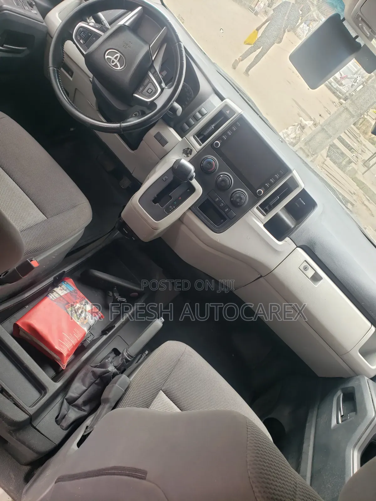 Toyota HiAce 2021 White