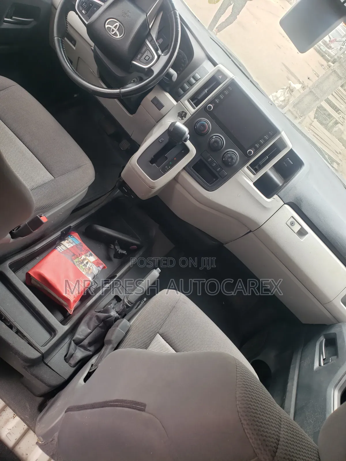 Toyota HiAce 2021 White