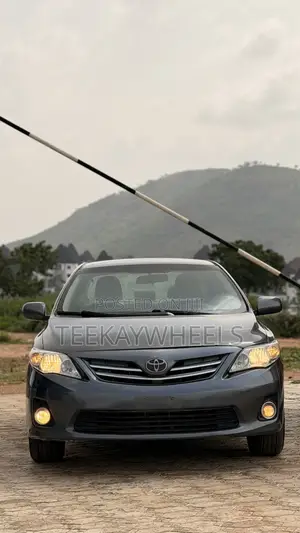 Toyota Corolla LE 4dr Sedan (1.8L 4cyl 4A) 2013 Gray