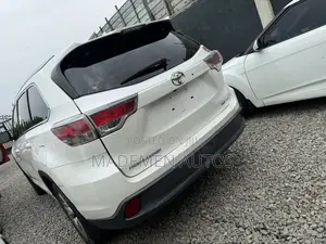 Toyota Highlander XLE 4dr SUV (3.5L 6cyl 6A) 2015 White