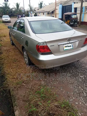 Toyota Camry LE 4dr Sedan (2.4L 4cyl 5M) 2004 Gold