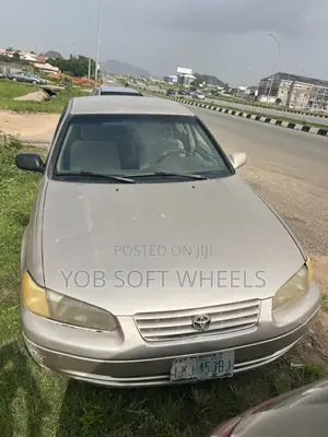 Toyota Camry LE 4dr Sedan (2.2L 4cyl 4A) 2001 Gold