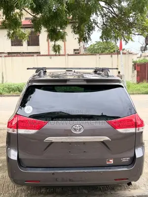 Toyota Sienna XLE 7-Passenger 4dr Minivan AWD (3.5L 6cyl 6A) 2015 Gray