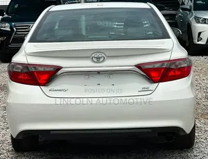 Toyota Camry SE w/Special Edition Pkg (2.5L 4cyl 6A) 2016 White