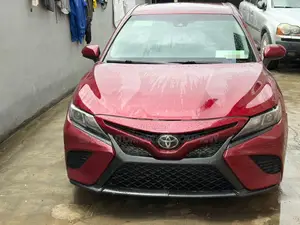 Toyota Camry SE FWD (2.5L 4cyl 8AM) 2018 Red