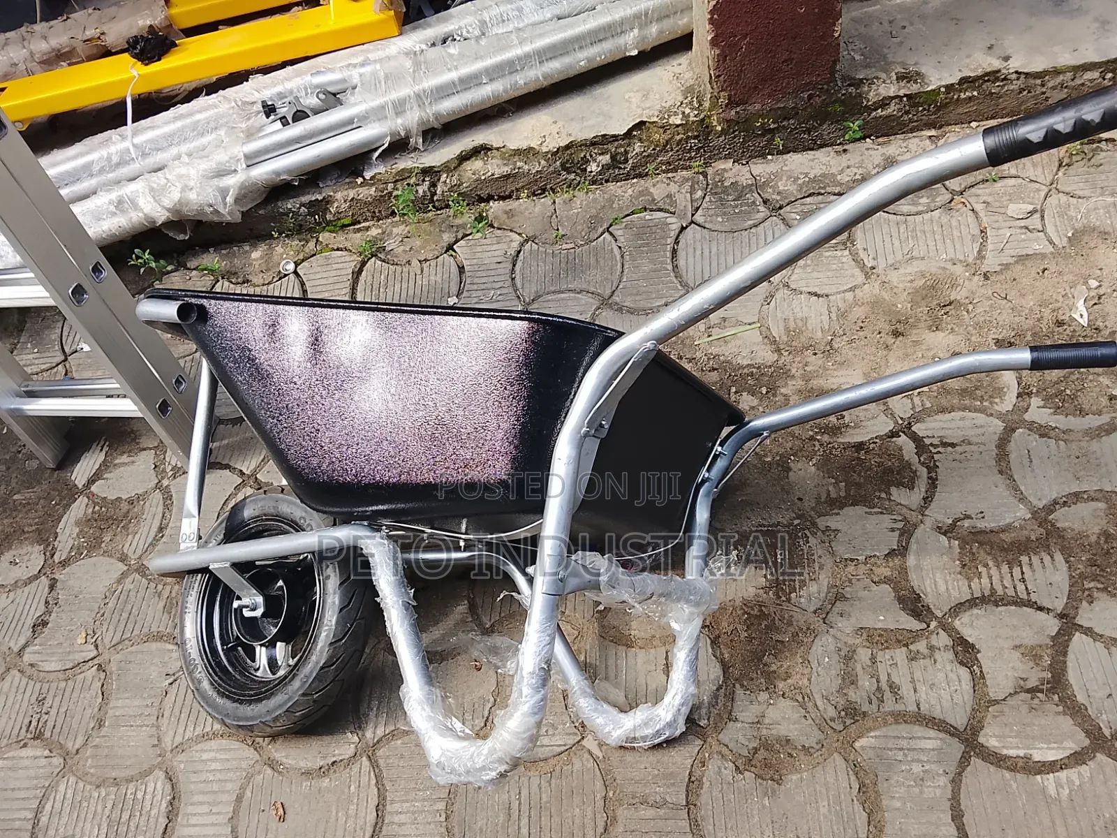 Heavy Duty Wheelbarrow