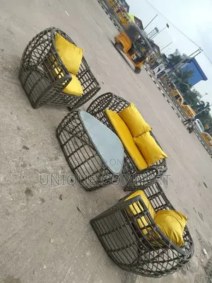 Top Quality 4 Seaters Outdoor Rattan Set With Glass Top Center Table