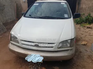 Toyota Sienna XLE 1999 White