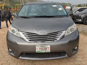 Toyota Sienna XLE 8 Passenger (3.5L 6cyl 8A) 2017 Gray