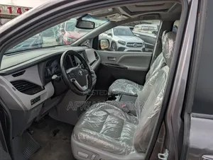 Toyota Sienna XLE 8 Passenger (3.5L 6cyl 8A) 2017 Gray