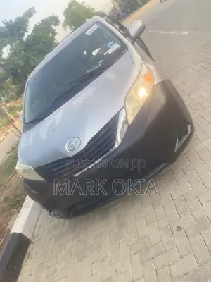 Toyota Sienna 2010 Silver