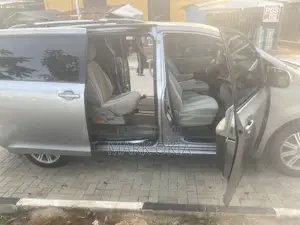 Toyota Sienna 2010 Silver