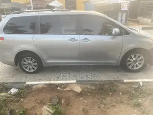 Toyota Sienna 2010 Silver