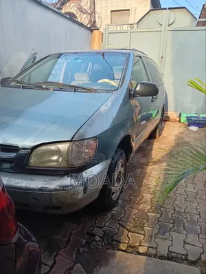 Toyota Sienna 2000 Green