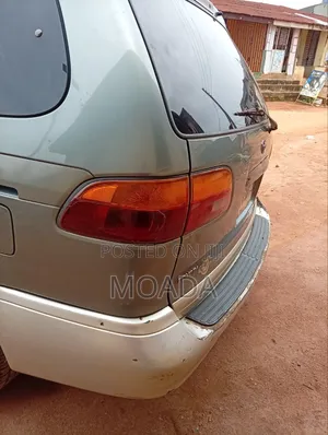 Toyota Sienna 2000 Green