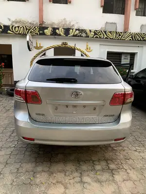 Toyota Avensis 2012 Silver