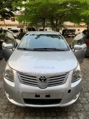 Toyota Avensis 2012 Silver