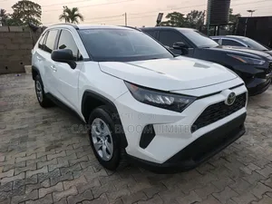 Toyota RAV4 LE 2021 White