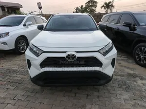 Toyota RAV4 LE 2021 White