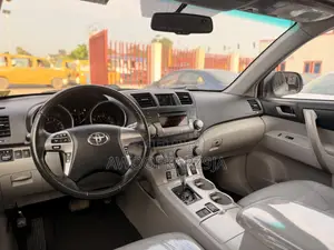 Toyota Highlander SE 2012 Silver