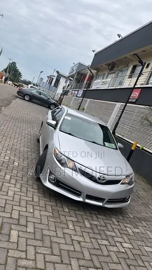 Toyota Camry SE 4dr Sedan (2.5L 4cyl 6A) 2014 Silver