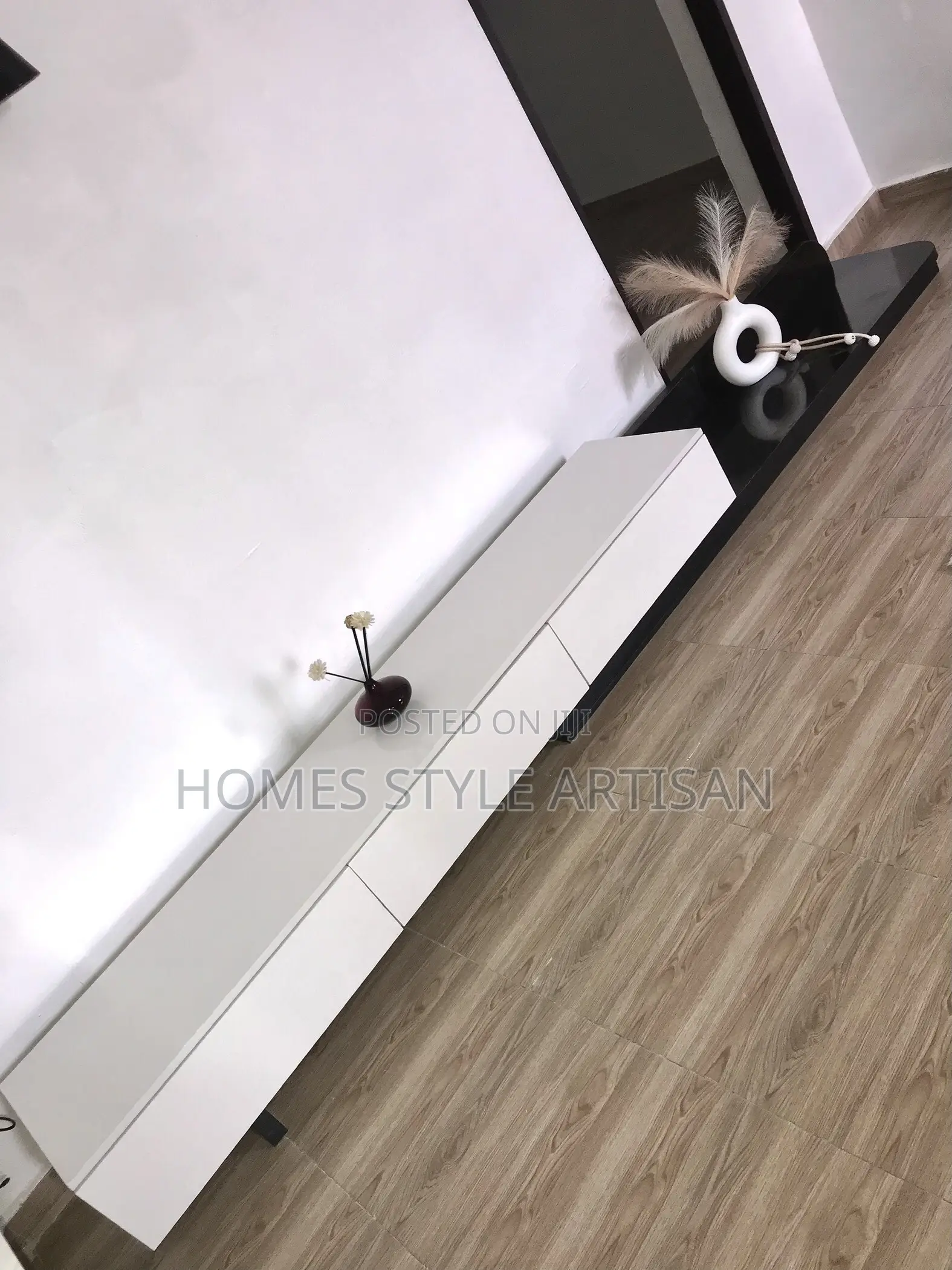 Modern Stylish Retractable/Extendable TV Console