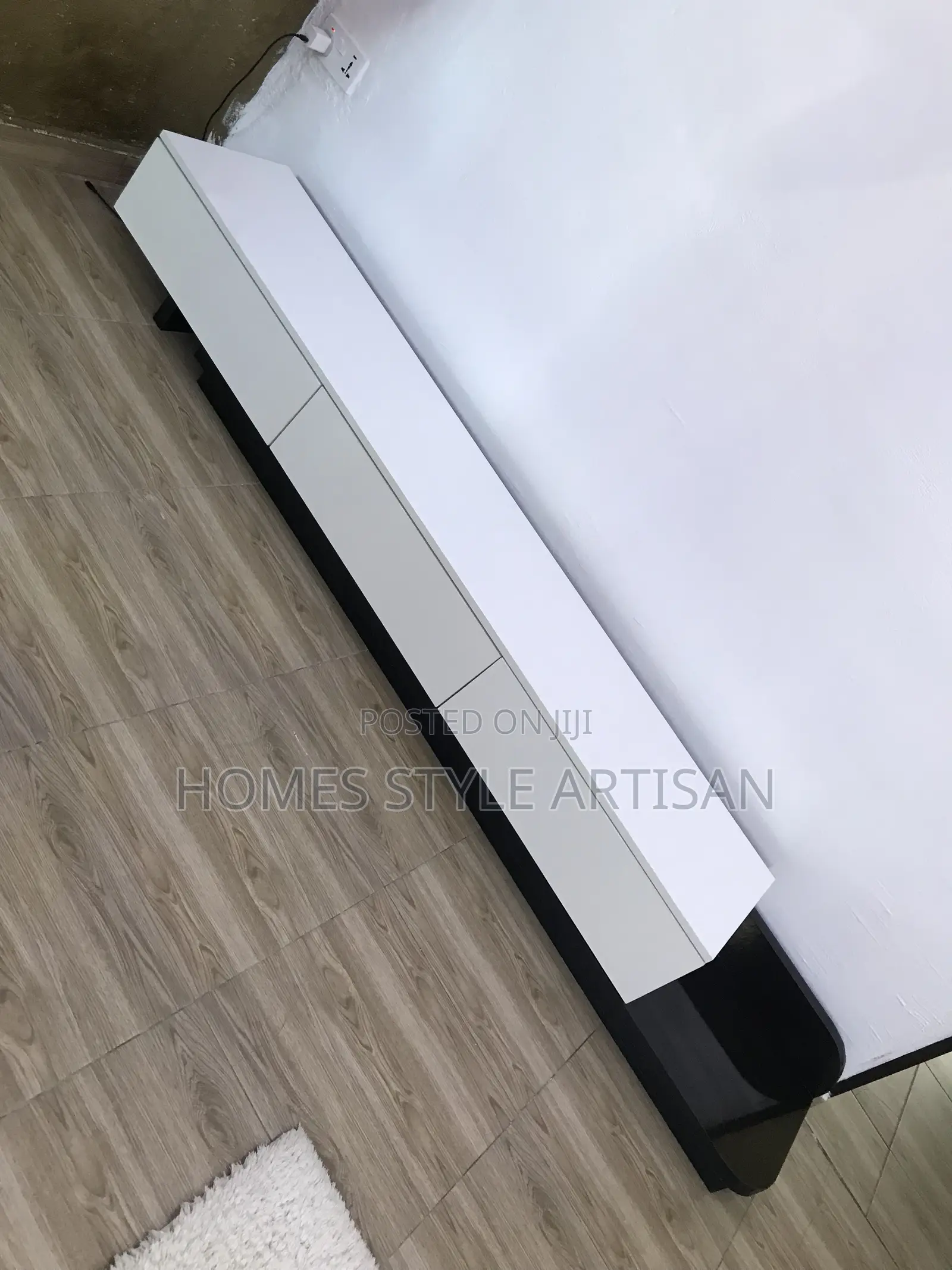 Modern Stylish Retractable/Extendable TV Console
