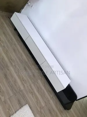 Modern Stylish Retractable/Extendable TV Console