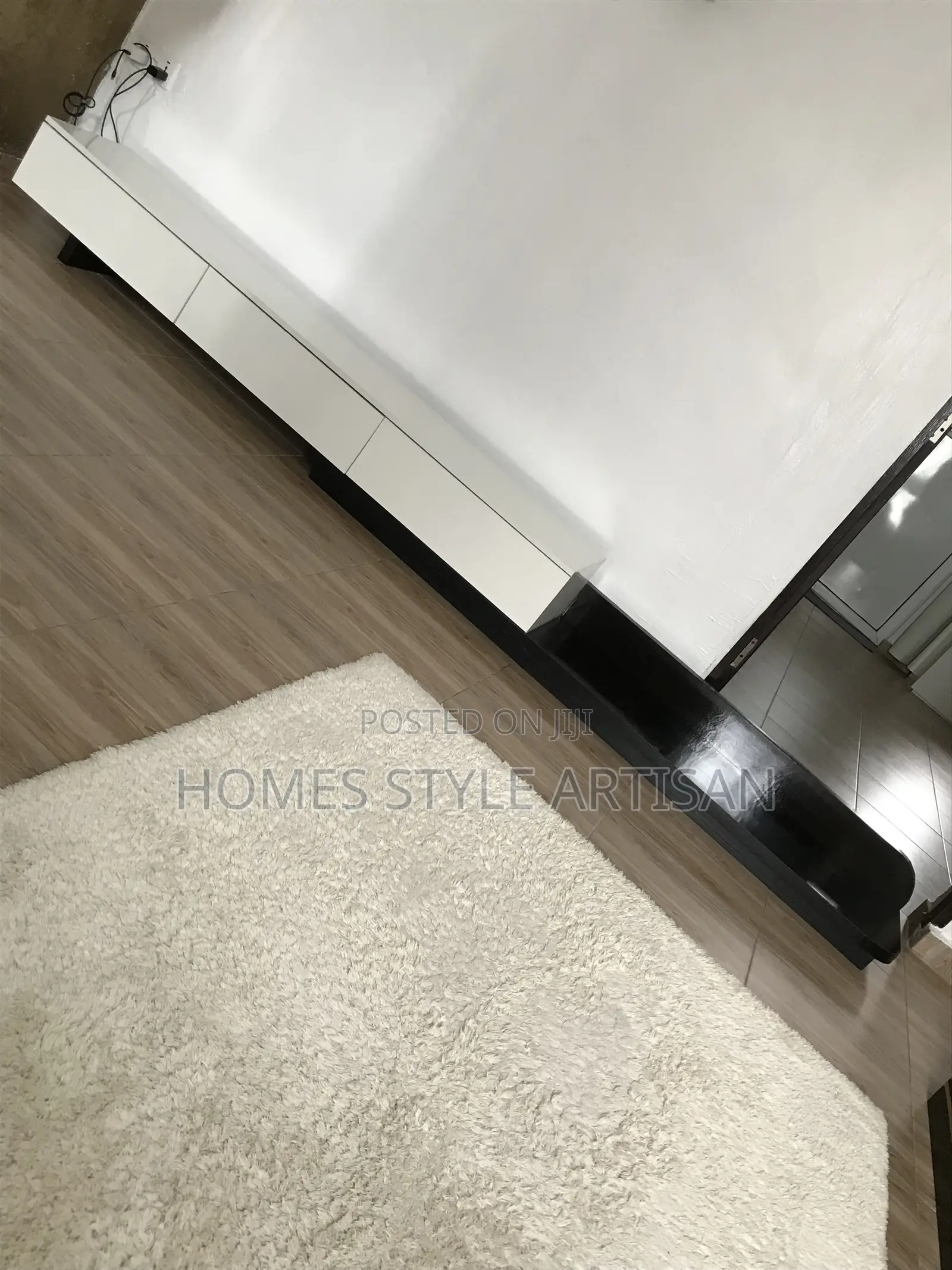 Modern Stylish Retractable/Extendable TV Console