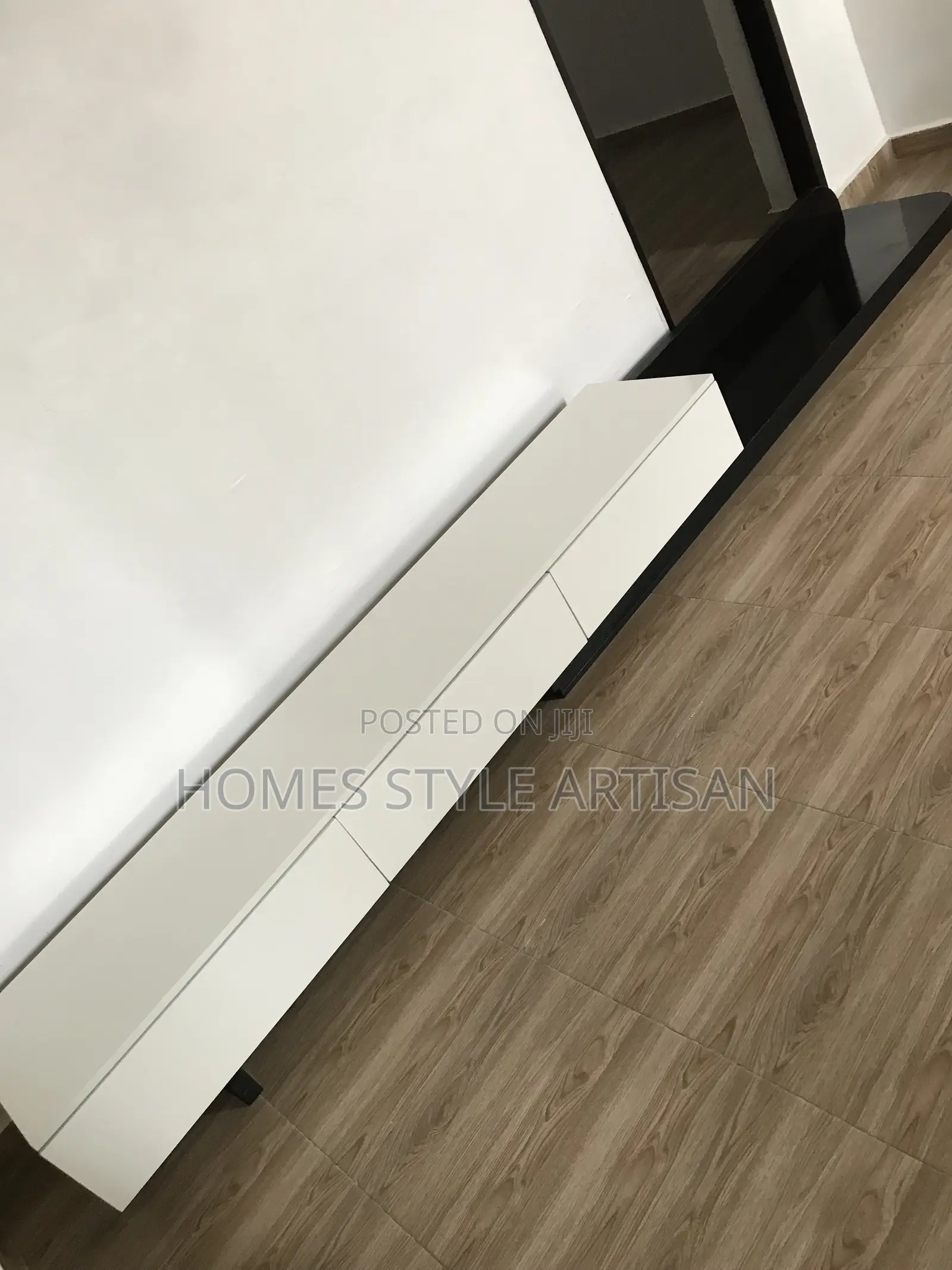 Modern Stylish Retractable/Extendable TV Console