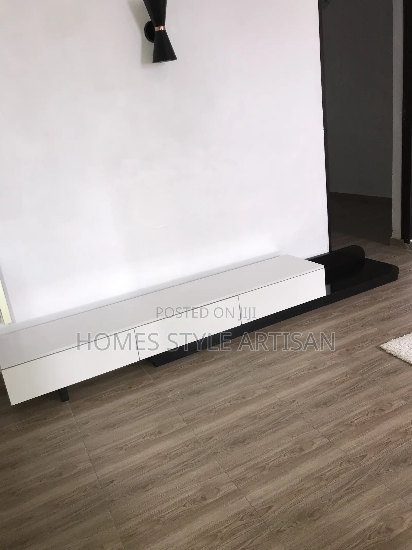 Modern Stylish Retractable/Extendable TV Console