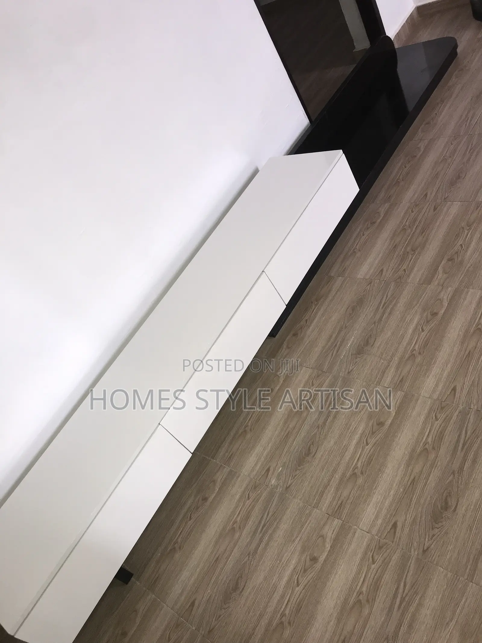Modern Stylish Retractable/Extendable TV Console