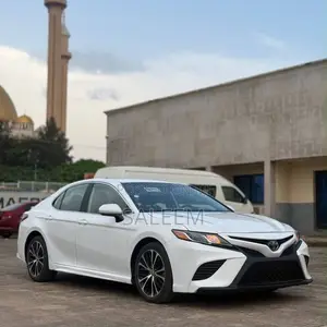 Toyota Camry SE (2.5L 4cyl 8A) 2019 White