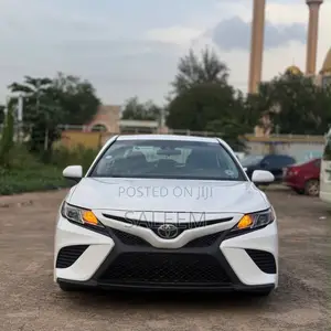 Toyota Camry SE (2.5L 4cyl 8A) 2019 White
