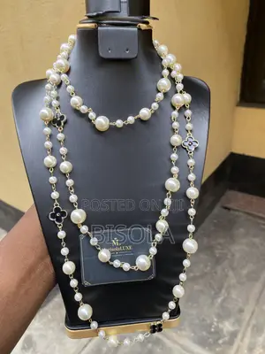 Elegant Clover Pearl Necklace for Women – Classy & Timeless Design