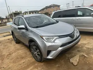 Toyota RAV4 LE FWD (2.5L 4cyl 6A) 2017 Silver