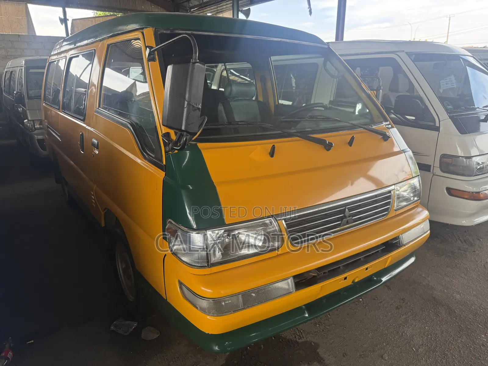 Mitsubishi L300 2005 Yellow