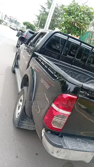 Toyota Hilux 2016 Black