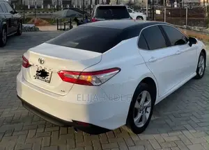 Toyota Camry LE FWD (2.5L 4cyl 8AM) 2018 White