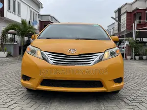 Toyota Sienna 2011 Yellow