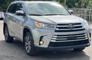 Toyota Highlander XLE 4x4 V6 (3.5L 6cyl 8A) 2017 Silver