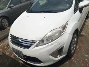 Ford Fiesta SE 4dr Sedan (1.6L 4cyl 5M) 2014 White