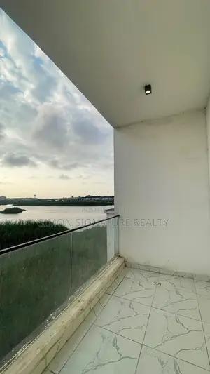 6bdrm Duplex in Chevron for rent
