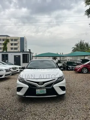 Toyota Camry XLE V6 (3.5L V6 8A) 2019 White