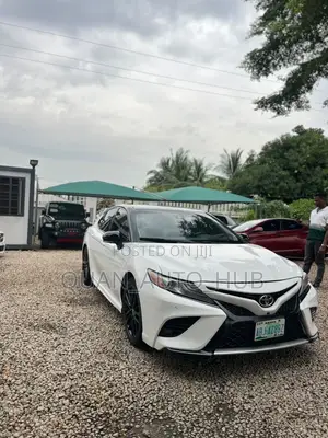 Toyota Camry XLE V6 (3.5L V6 8A) 2019 White