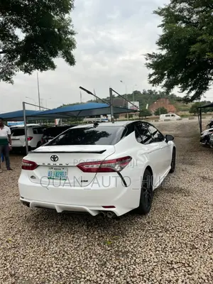 Toyota Camry XLE V6 (3.5L V6 8A) 2019 White