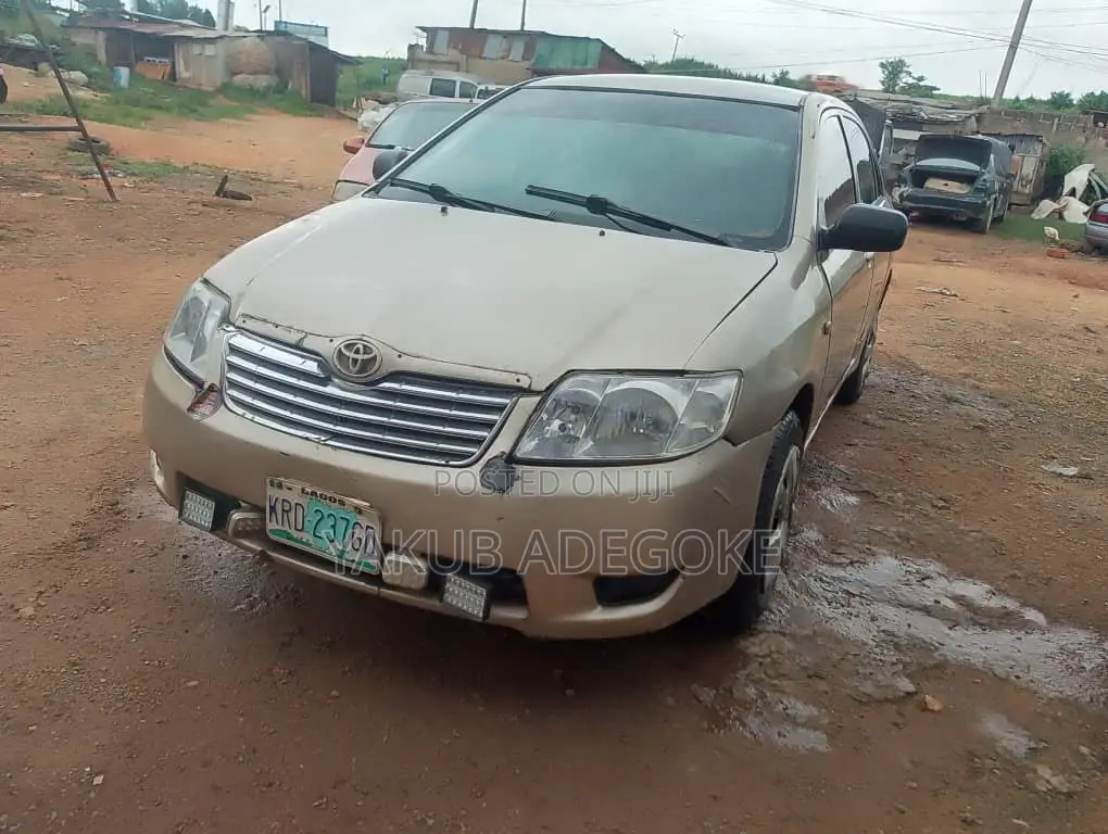 Toyota Corolla 2004 Gold