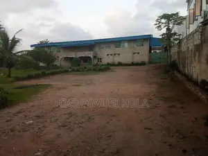 Warehouse Above 1000sqm Close to the Road