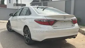 Toyota Camry SE w/Special Edition Pkg (2.5L 4cyl 6A) 2016 White