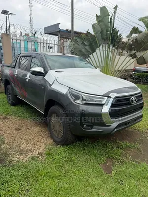 New Toyota Hilux 2025 Gray
